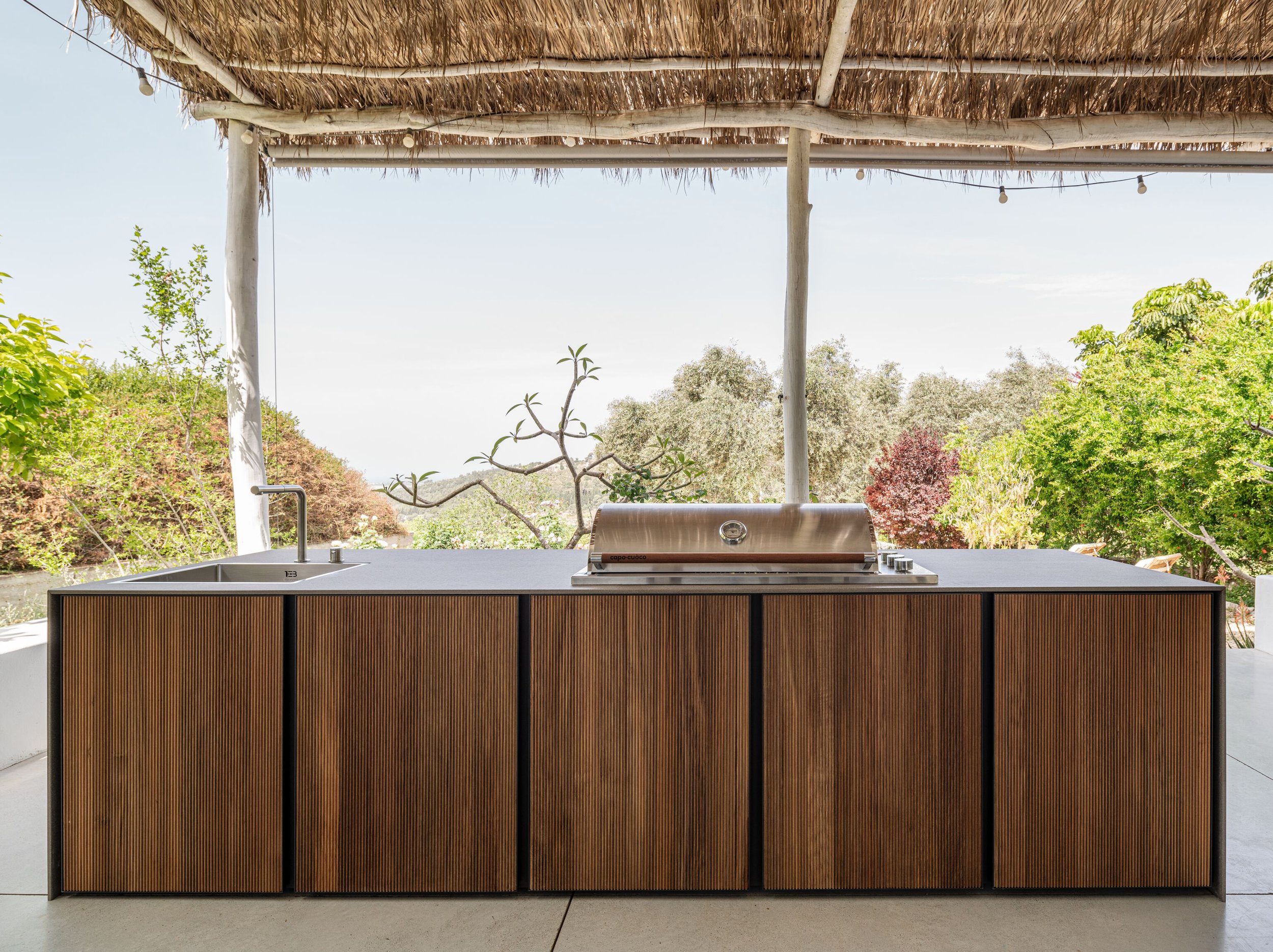 STRATO outdoor kitchen with timber-slat fronts