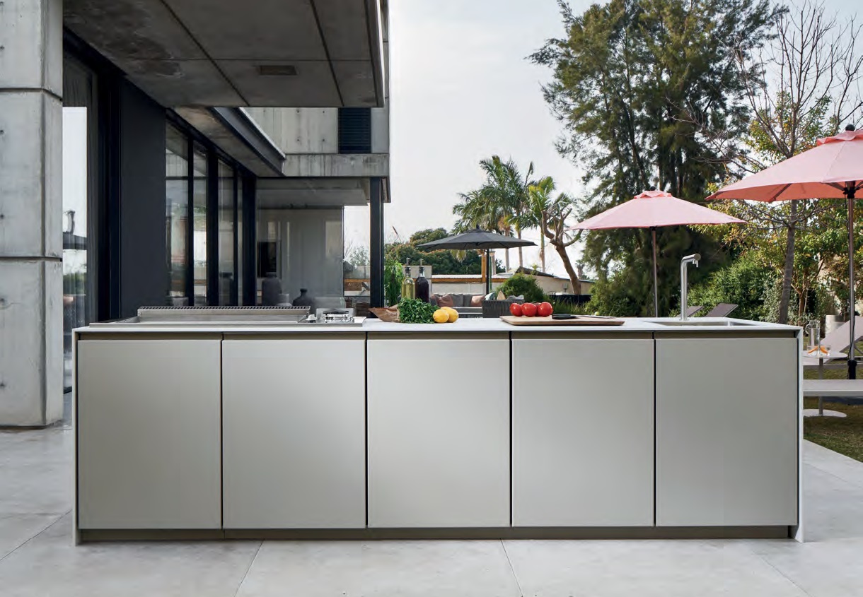 Long UNICA island in gray with stone worktop
